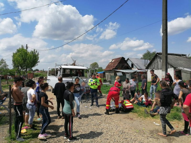 Accident mortal în Satu Mare, unde un băiat de 5 ani a fost spulberat de o autoutilitară. Rudele și vecinii l-au agresat pe șofer