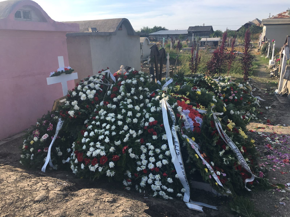 Imagini emoţionante. I-au acoperit mormântul cu flori!