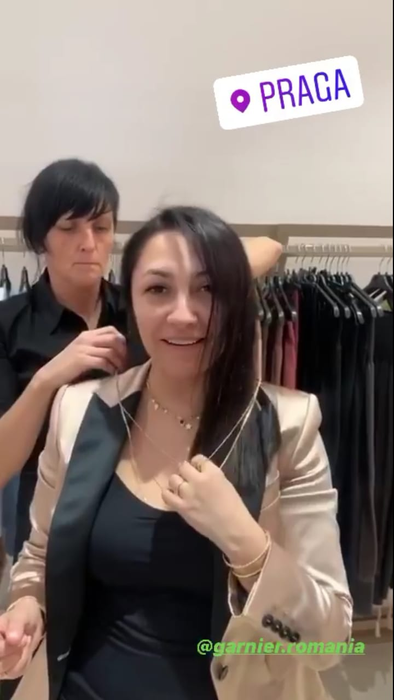 Andra, filmată nemachiată în Praga. Unii dintre oameni au fost uimiți de felul în care arată artista naturală, iar alții au criticat-o