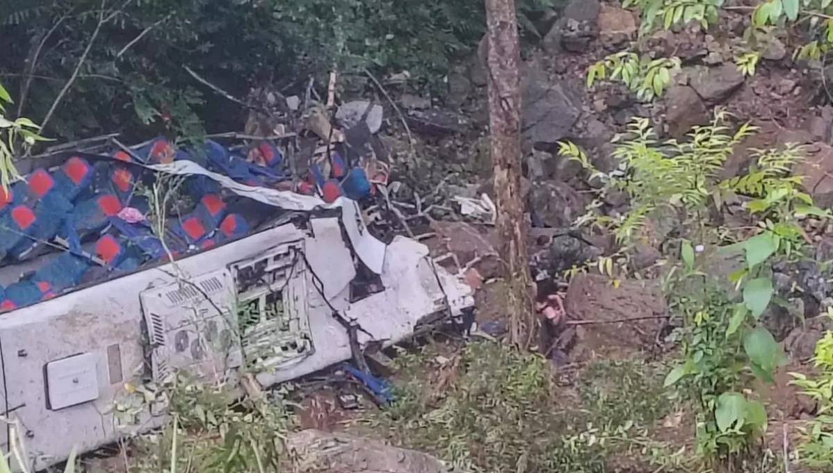 12 morți și 20 de răniți, după ce un autocar ce transporta elevi s-a răsturnat într-o prăpastie! Se întorceau din excursie