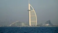 Aroganța supremă a unui influencer: s-a cazat în Burj Al Arab din Dubai. A plătit 20.500 de euro pe noapte, iar baia camerei l-a dat pe spate!