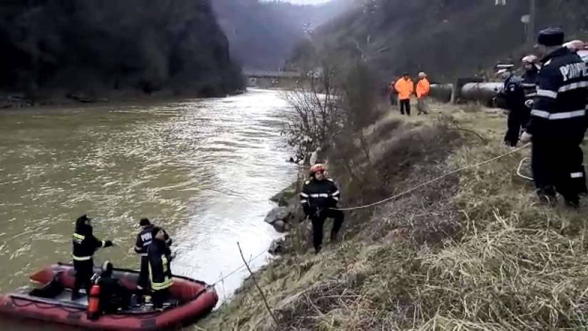 Desfășurare de forțe pe râul Olt, pentru salvarea unui bărbat. Din păcate autoritățile...