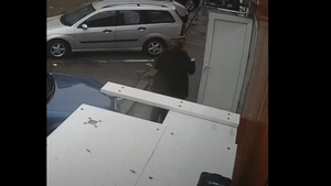 Furtul a devenit o obișnuință! A dat spargerea la o croitorie pentru a sustrage un fier de călcat