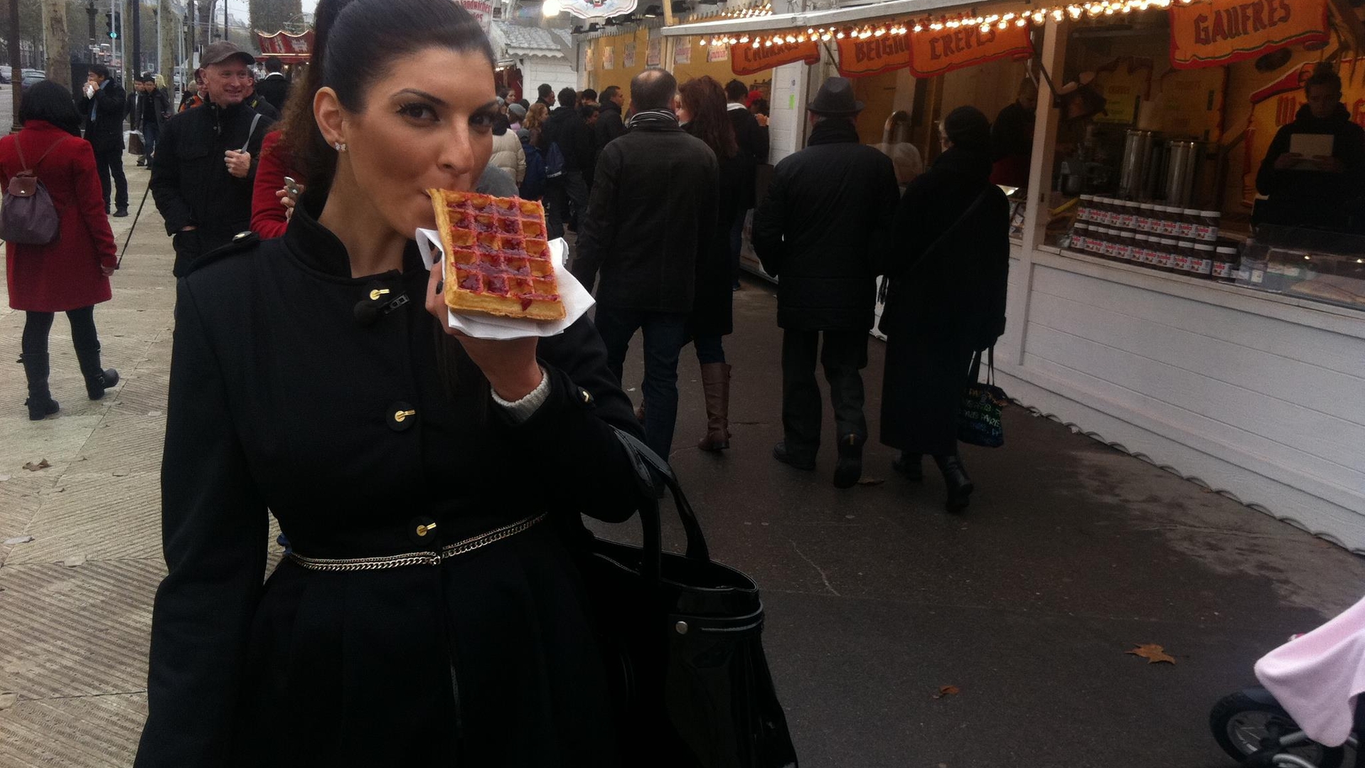 Proaspata gravida Tonciu a poftit la o gofra imensa cu dulceata de capsuni tocmai la Paris