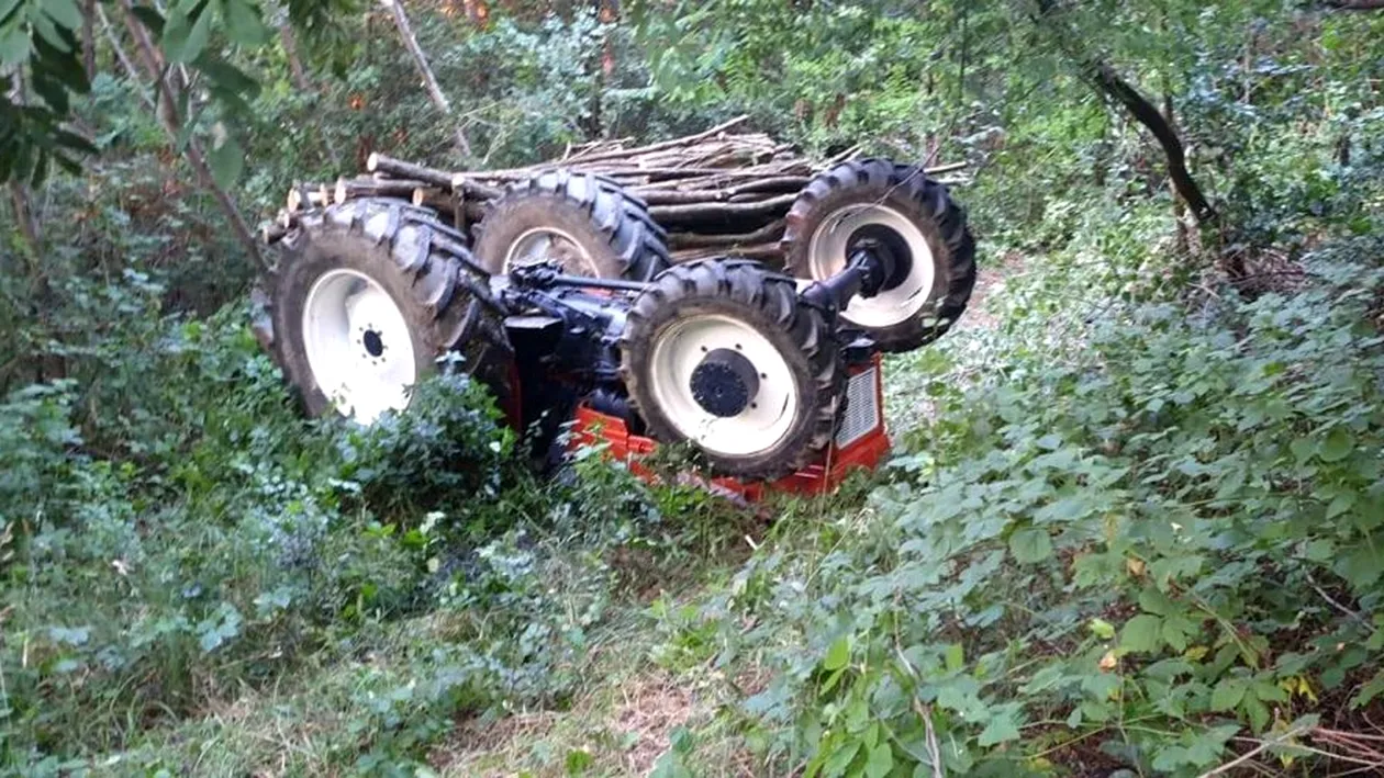 Tragedie într-o localitate din Olt. Un bărbat a murit strivit de propriul tractor