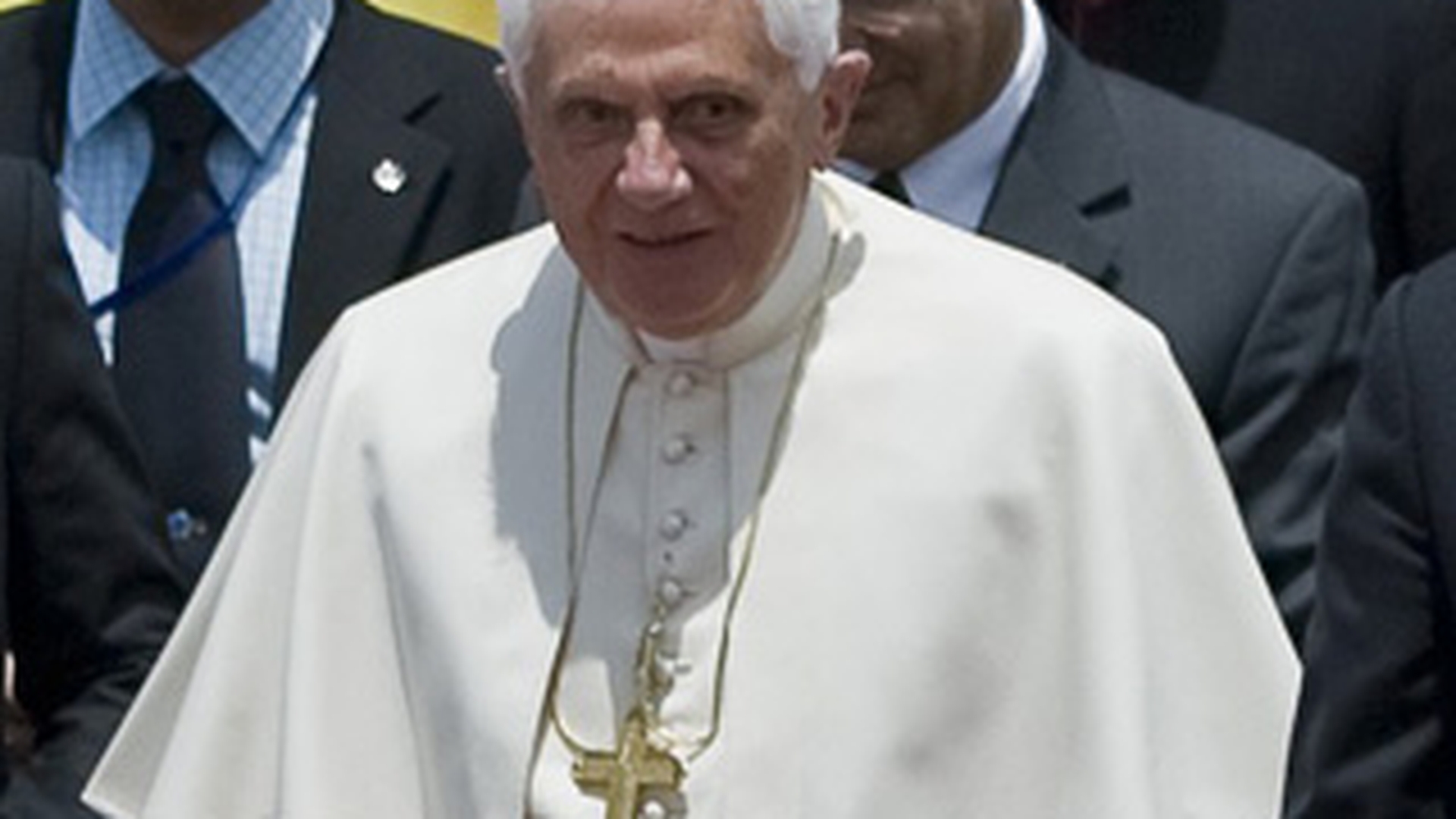 Papa Benedict a calcat stramb! Nu a luat cina in taina, ci noaptea tarziu, intr-un restaurant din afara Vaticanului!