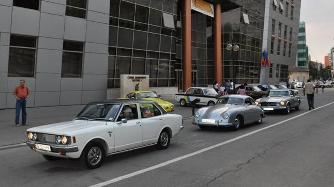 Zeci de masini de epoca au luat startul in Raliul "Carpati Retro"