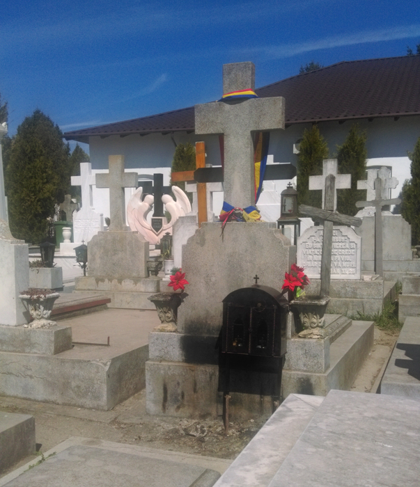 La mormântul Stelei Popescu este o coroană de flori, împreună cu steagul țării noastre, venite chiar de la președintele României, Klaus Iohannis