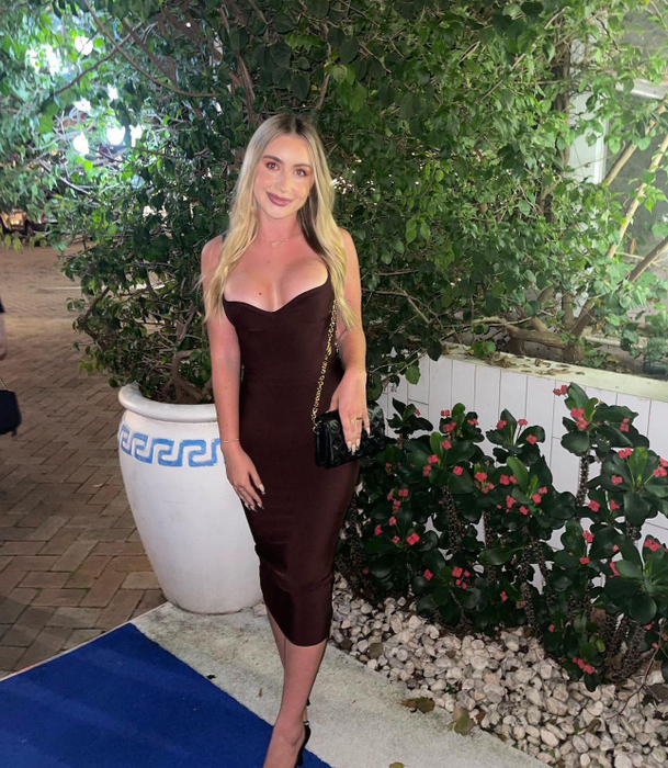 Ea este „cea mai sexy cerșetoare fără adăpost”! Motivul ireal pentru care Emily doarme în mașină