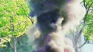 Au incendiat masini si au blocat rafinarii
