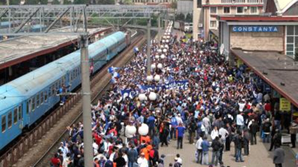 Aproape nu mai sunt locuri la trenurile către litoral! Care este gradul de ocupare al garniturilor care pleacă spre Constanţa şi Mangalia