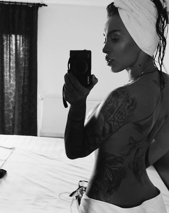 Ruby s-a pozat topless, imediat după ce a ieșit din duș: „Ascunzi pepenii?”