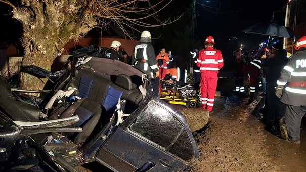 Accident terifiant. Doi tineri au murit după ce mașina lor s-a izbit de un copac și a rămas suspendată