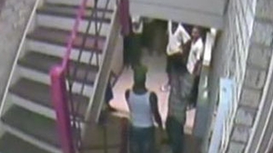 VIDEO Cinci tineri au nenorocit cu bataia un barbat pentru... telefonul mobil!