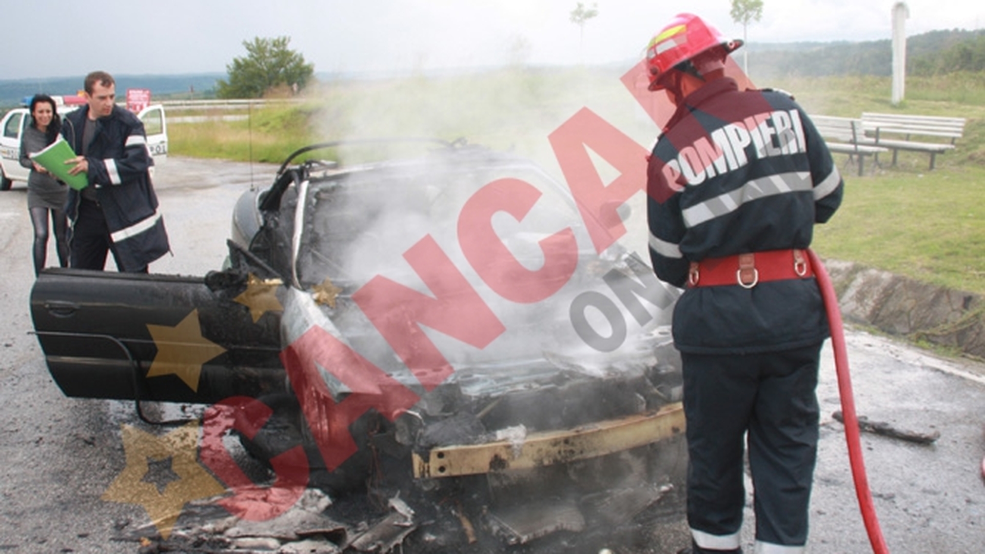 Un Chrysler cabrio s-a facut scrum in fata manastirii de la Soceni