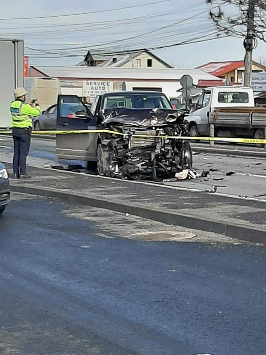Accident teribil pe DN1! Un bolid a fost rupt în două, jumătate din maşină a zburat de pe şosea într-o curte