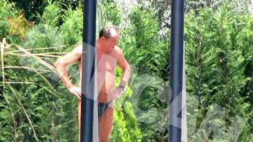 Singur sub dus, adormit pe sezlong... Uite cum si-a petrecut Vasile Blaga vacanta la mare!