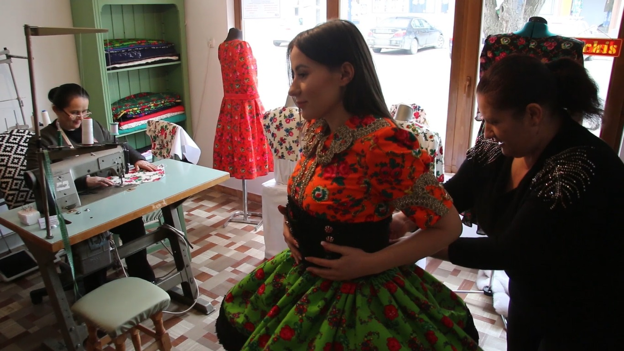 Ana și Maria Cardoș au preferat să facă haine oșenești în loc de costume   la Paris