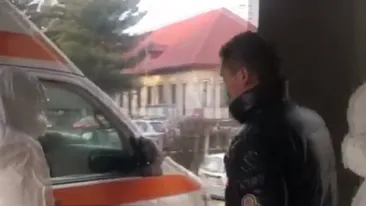 Incredibil! Primul pacient român suspect de coronavirus, plimbat prin spital doar cu o mască sanitară