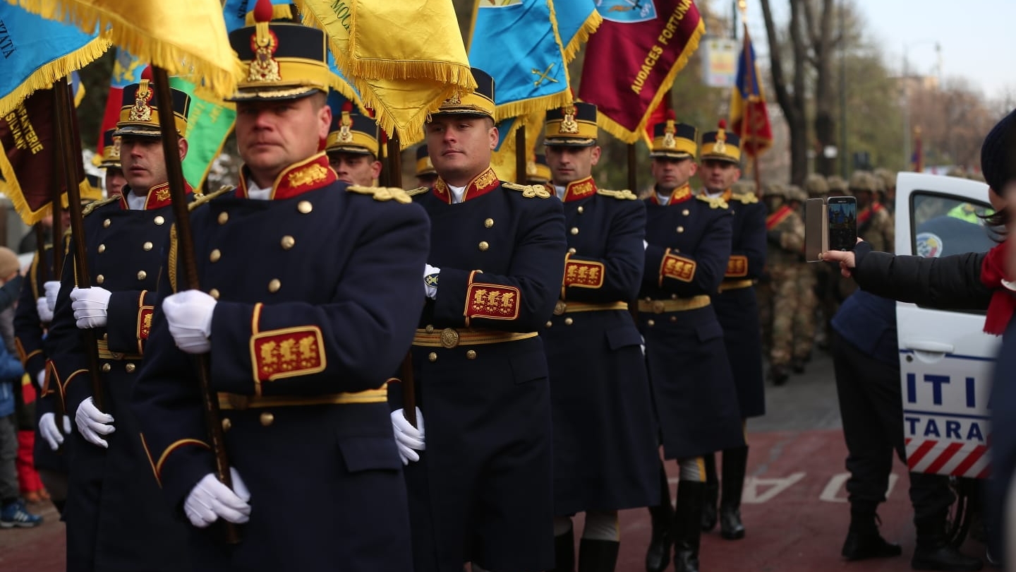 Incident la parada militară:  i s-a făcut rău! A fos scoasă pe braţe şi dusă la ambulanţă