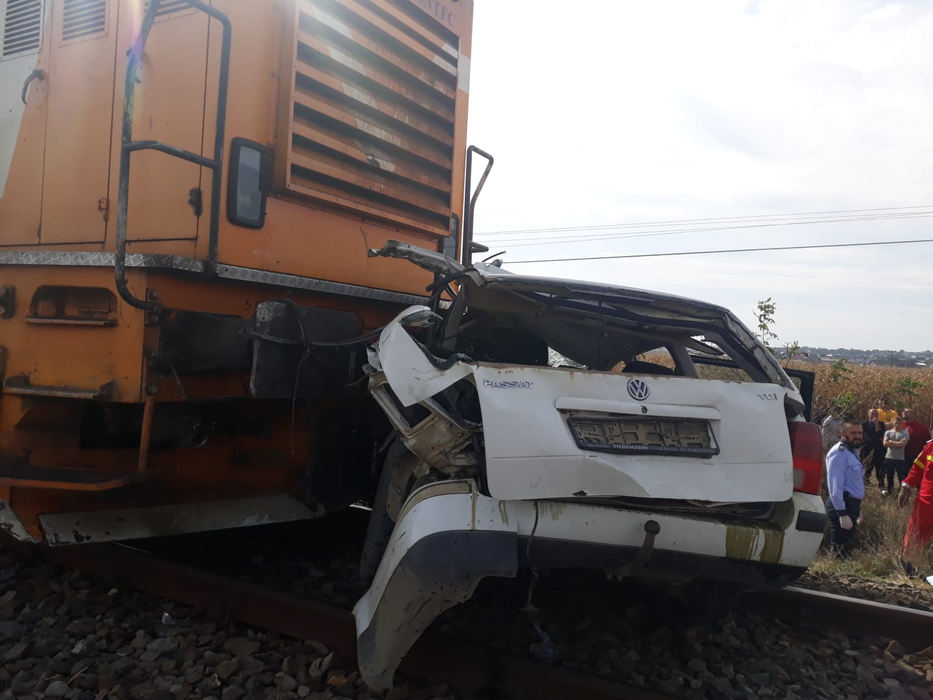 Accident grav în Suceava. Două persoane au murit, după ce mașina în care se aflau a fost spulberată de tren| VIDEO