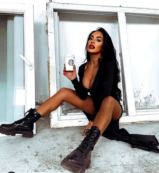Mădălina, soția românului trecut pe la Inter și AC Milan, făcută praf după ce și-a deschis cont de OnlyFans! Sexy-bruneta se apără: “Nu este nimic greșit” | GALERIE FOTO