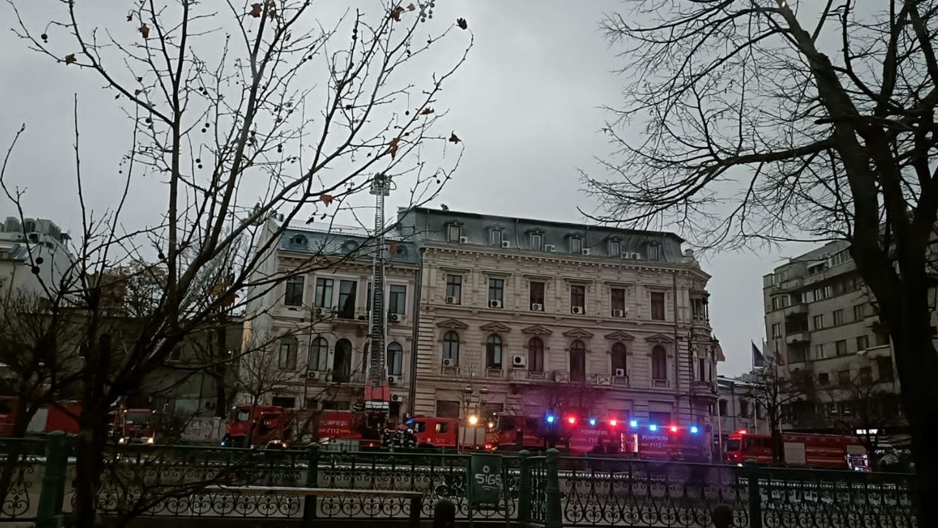 Incendiu la un hotel din centrul Capitalei! 20 de persoane au fost evacuate, după ce acoperișul a fost cuprins de flăcări