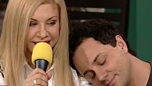 Toată ţara îl cunoaşte pe DAN BĂLAN, dar şi mama lui face senzaţie oriunde îşi face apariţia! Au trecut nouă ani de când a venit într-o fustiţă minusculă în emisiunea lui MĂRUŢĂ, iar acum...