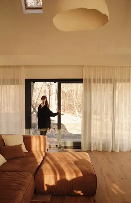 Sânziana Negru de la America Express şi-a făcut casă în pădure, de una singură! Cum arată bijuteria din inima naturii. FOTO