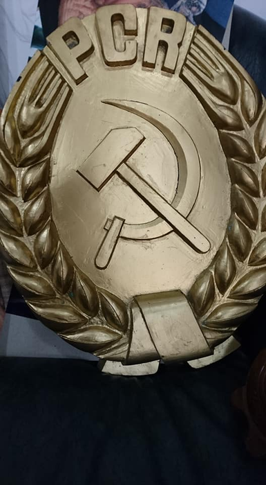 Stema partidului, nelipsită de la orice manifestare de dinainte de 1989