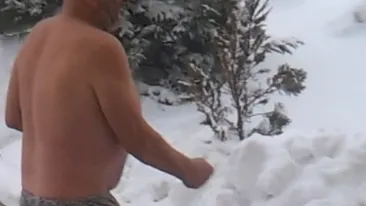 Moşul ăsta ii face de ruşine pe ruşii din Siberia! La -10 grade a ieşit în chiloţi să-şi cumpere vodca şi s-a spălat cu zăpadă!