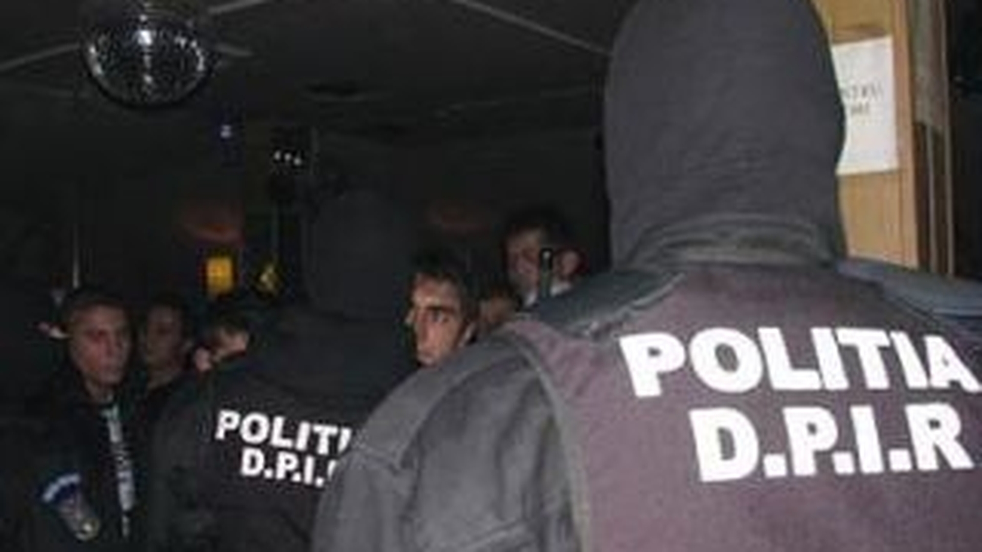 Scandal cu sabii, bate si pietre intre doua familii de rromi din Mangalia