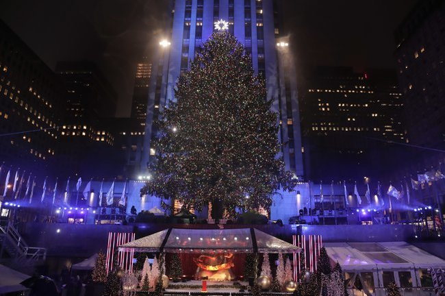 S-au aprins luminiţele în celebrul Rockefeller Center din New York! Vezi cum arată bradul din acest an. Imaginile sunt spectaculoase