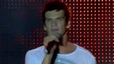 Tudor Chirila, dezlantuit pe scena! S-a dezbracat, a facut flotari si a injurat la greu: Nu esti barbat destul daca nu ai c***e! Arata-ne c***e