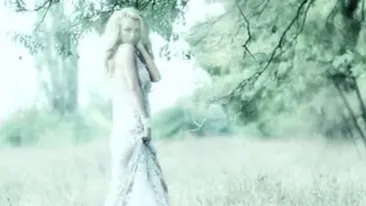 Andreea Balan, scene lesbi cu dansatoarele ei! Le pipaie pe sani si pe fund imbracata intr-o rochie prin care se vede absolut tot