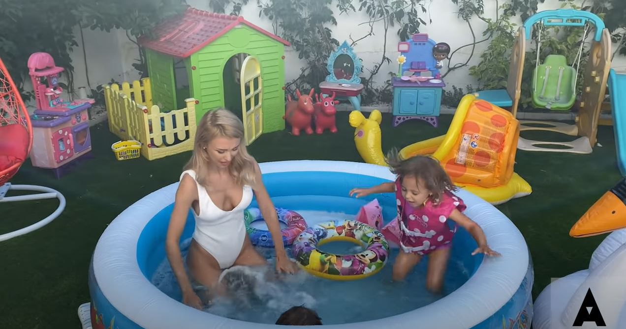 Andreea Bălan, atitudine iresponsabilă într-un hypermarket în care a mers cu Ella. Artista a fost criticată pentru gafa făcută în public