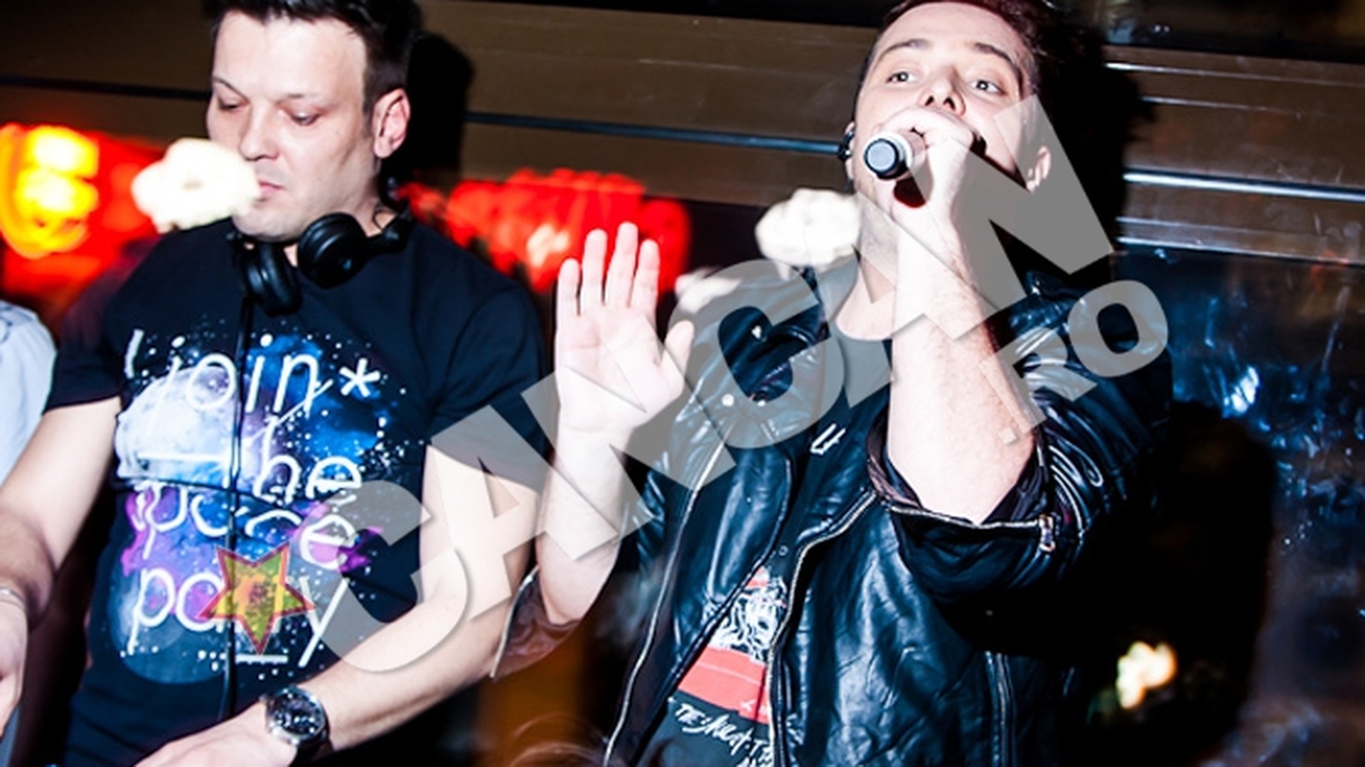A serbat ziua de nastere a iubitei in clubul unde avea concert! Tudor de la Fly Project i-a facut urarile direct de pe scena