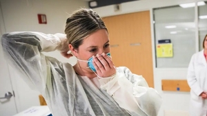 Gestul sfâșietor făcut de o asistentă infectată cu COVID-19, înainte să moară. I-a trimis fiicei poză cu masca pe față, apoi...