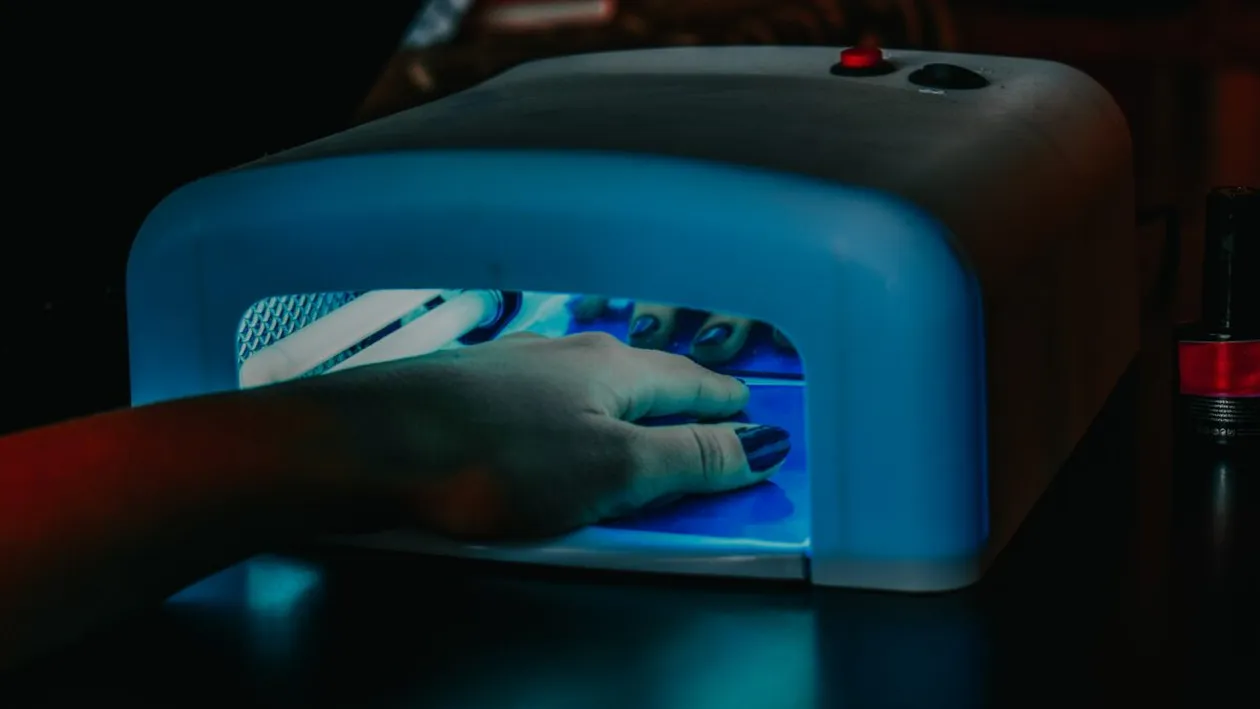 Pericolul din spatele lămpilor UV! Ce avertisment trag specialiștii: „Duce la mutații după fiecare expunere”