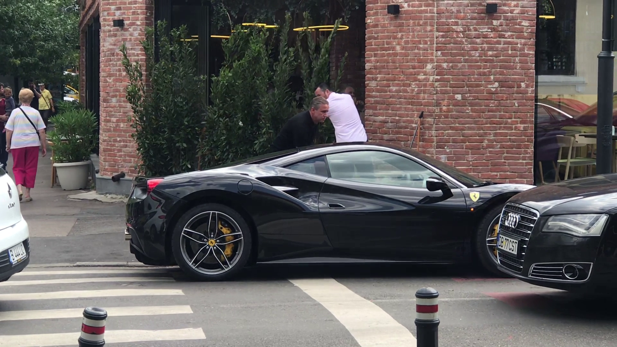 Reghe face ravagii prin București cu noul Ferrari de 300.000 €