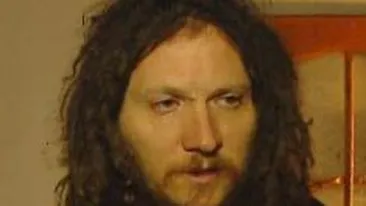 Fratele lui Trăistariu doarme lângă salteaua pe care şi-a cumpărat-o pentru că trebuie să fie purificată! O stropeşte cu agheasmă!