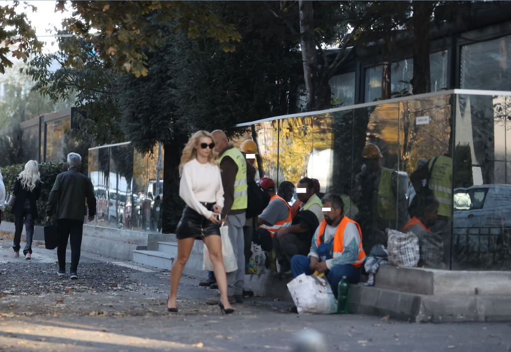Andreea Bălan și-a tras fustița scurtă și i-a ”îmbolnăvit” pe muncitori (Foto: CANCAN.RO)