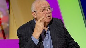 Actorul Alexandru Arșinel, apel disperat către români: ”Haideți să trăim, haideți să ne ascundem în case!”