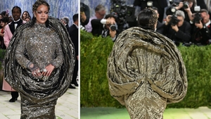 Ce reprezintă ținuta bizară purtată de Rihanna la Met Gala 2026. Cine a creat rochia cu 115.000 de mărgele din cristal