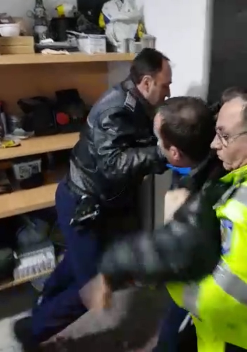 Momentul intervenției nocturne a oamenilor legii