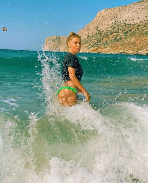 Cât s-a schimbat Adelina Chivu după intervențiile estetice! A plecat fără soțul ei în vacanța din Mykonos și a pozat sexy și nemachiată