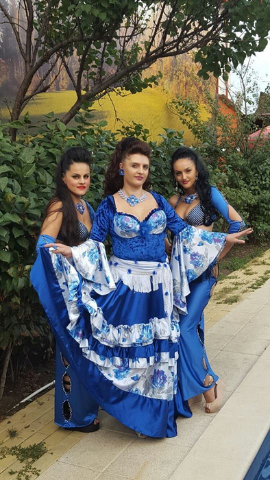 Îţi mai aminteşti de CORNELIA, dansatoarea din buric? Cum arată acum femeia care se unduia pe muzica maneliştilor
