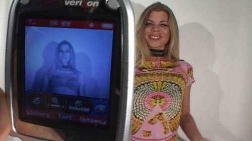 A aparut telefonul care dezbraca femeile pe strada! Intorci camera spre ele si…