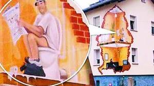 Si-a pictat pe casa un barbat care sta pe closet!