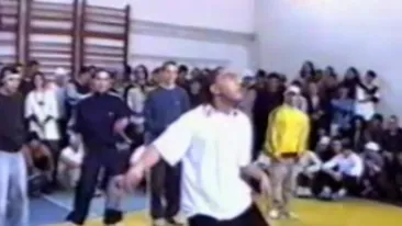 Cu părul lung şi celulită! Cum arăta Alex Velea înainte de a deveni celebru!